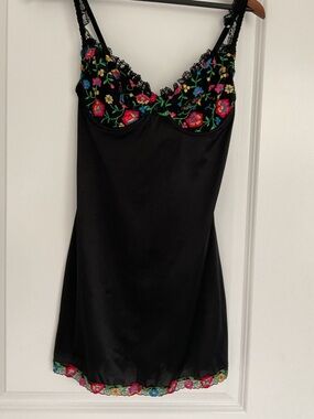 Y2K Victoria Secret black floral embroidered slip/nightgown. 36C